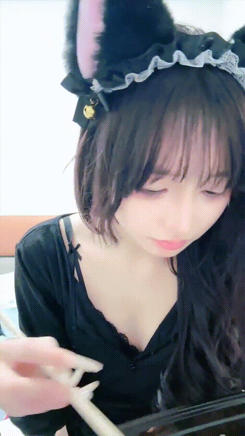 【乖乖饱饱】顶级校花 好骚 好漂亮 裸舞 道具自慰 过瘾 (5)_p5_compressed.gif.gif
