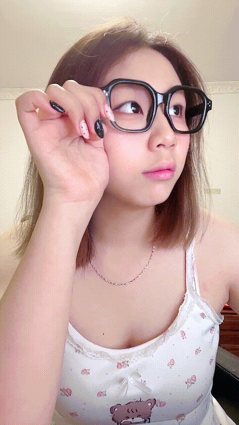 欧美型身材卡哇伊脸【爱吃小布丁】肥臀大奶 无毛馒头逼 道具插逼自慰 好想射她 (4)_p80..gif