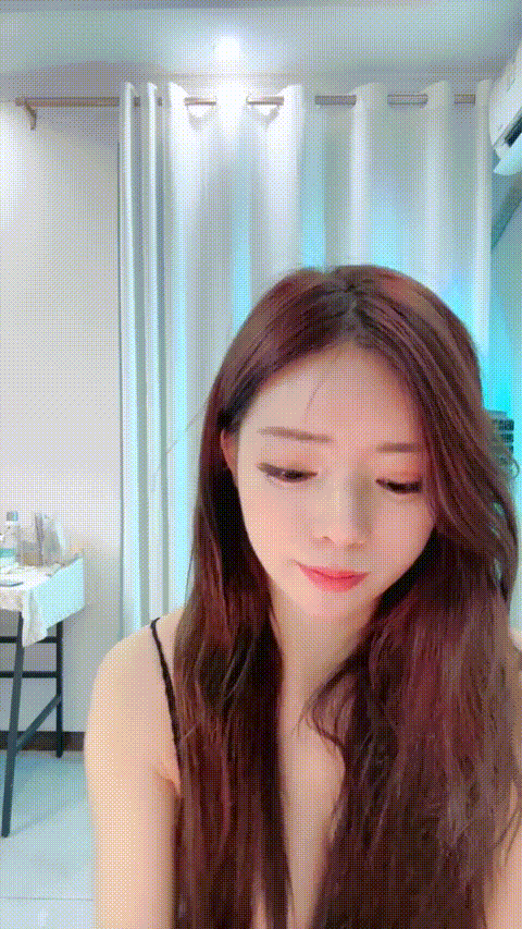 火爆~绿播舞蹈系尤物【无虞】顶级完美身材 狂跳抖音热门歌曲 奶子时不时的蹦出来相当.gif