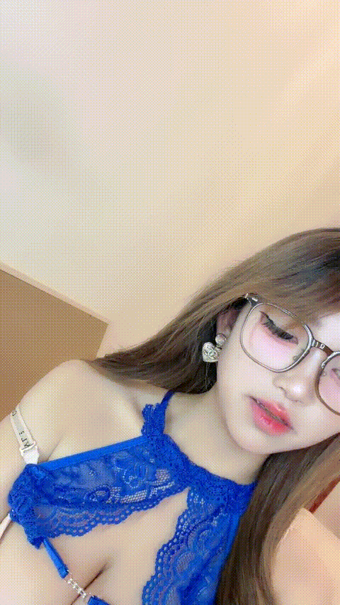 巨乳网红终于下海了【灵儿同学】身材超级棒 完美圆润大奶子 太完美 长腿极品翘臀 看着.gif