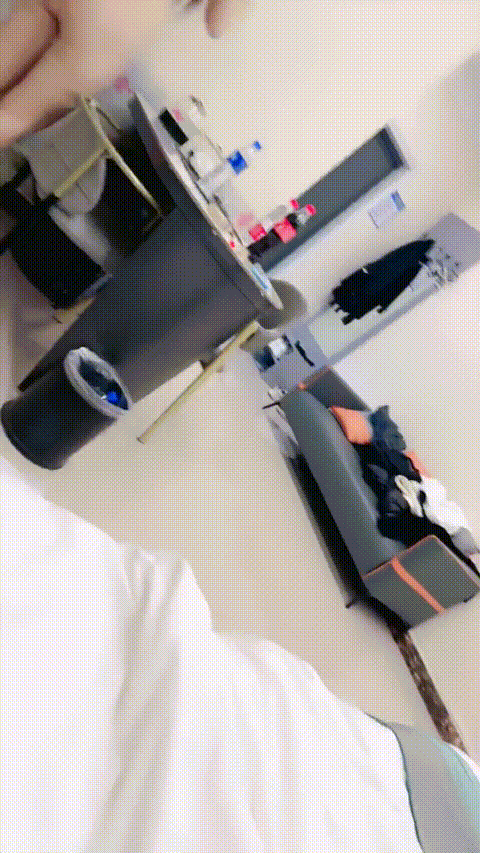 【清纯18岁女孩】美乳学妹 长腿翘臀 逼小还粉嫩 筋膜枪高速自慰 足交 无套猛干_p80_co.gif