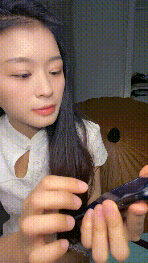 眼镜极品尤物气质女神！白色旗袍古典风！美臀超粉嫩穴，脱光光扭腰热舞，柠美_p5_comp.gif