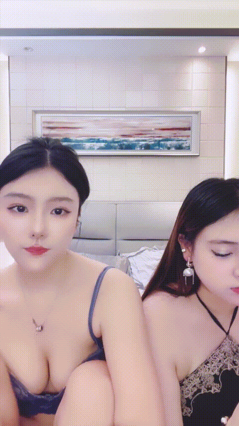 3姐妹花推荐【今晚九点半 】丝袜高跟两姐妹轮流被干 超级淫乱 吃鸡舔逼无套啪啪内射 .gif