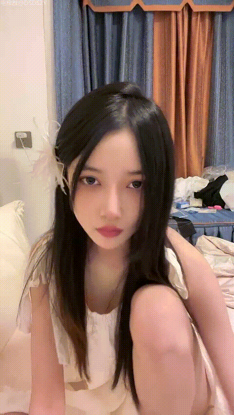 ️女神校花【小蝴蝶会飞】校花颜值长腿女神 开裆黑丝道具狂插2(3V)_p40_compressed.gi.gif