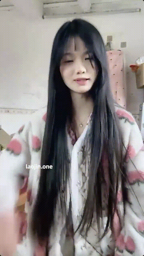 农村小美女，回老家线上约炮，【07水嫩宝宝】，甜妹儿一个，奶子小了点，颜值高嘴巴甜.gif