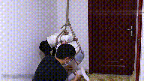 绳艺_ Z息_ HUI_HUI_21_白丝吊缚训练，妹子还坚持不了多久，呻吟不断_p80.gif.gif