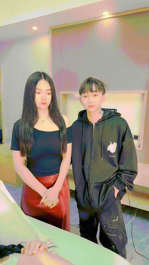 群P【倾国倾城】一群精神小伙 轮流换着干 乖巧小姨子 两女都很漂亮粉嫩 (8)_p5_compre.gif