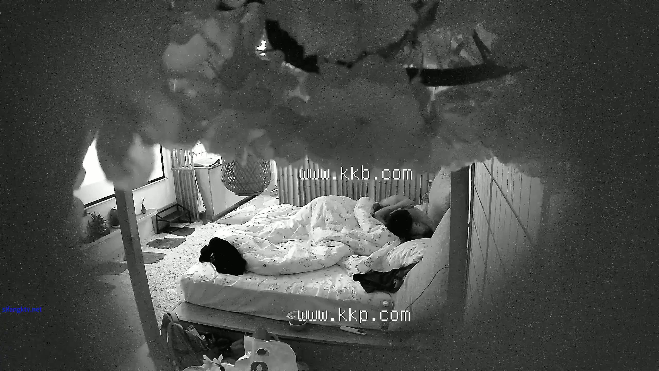 流出酒店偷拍 年轻情侣开房激情啪啪女生声音甜美，呻吟叫声非常的酥软.mp4_20251113_1.jpg