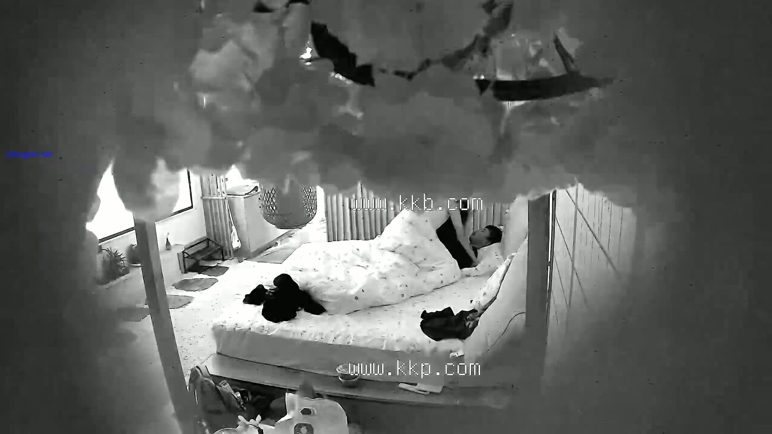 流出酒店偷拍 年轻情侣开房激情啪啪女生声音甜美，呻吟叫声非常的酥软.mp4_20251113_1.jpg