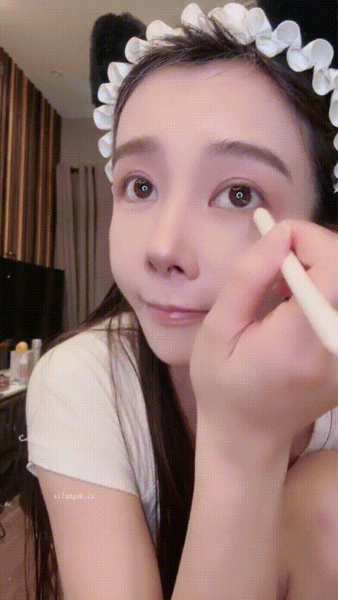 尤物推荐【美人儿】逆天女神 颜值身材吊打网红明星 美到Z息 绿播下海 全裸下厨 跳蛋.gif