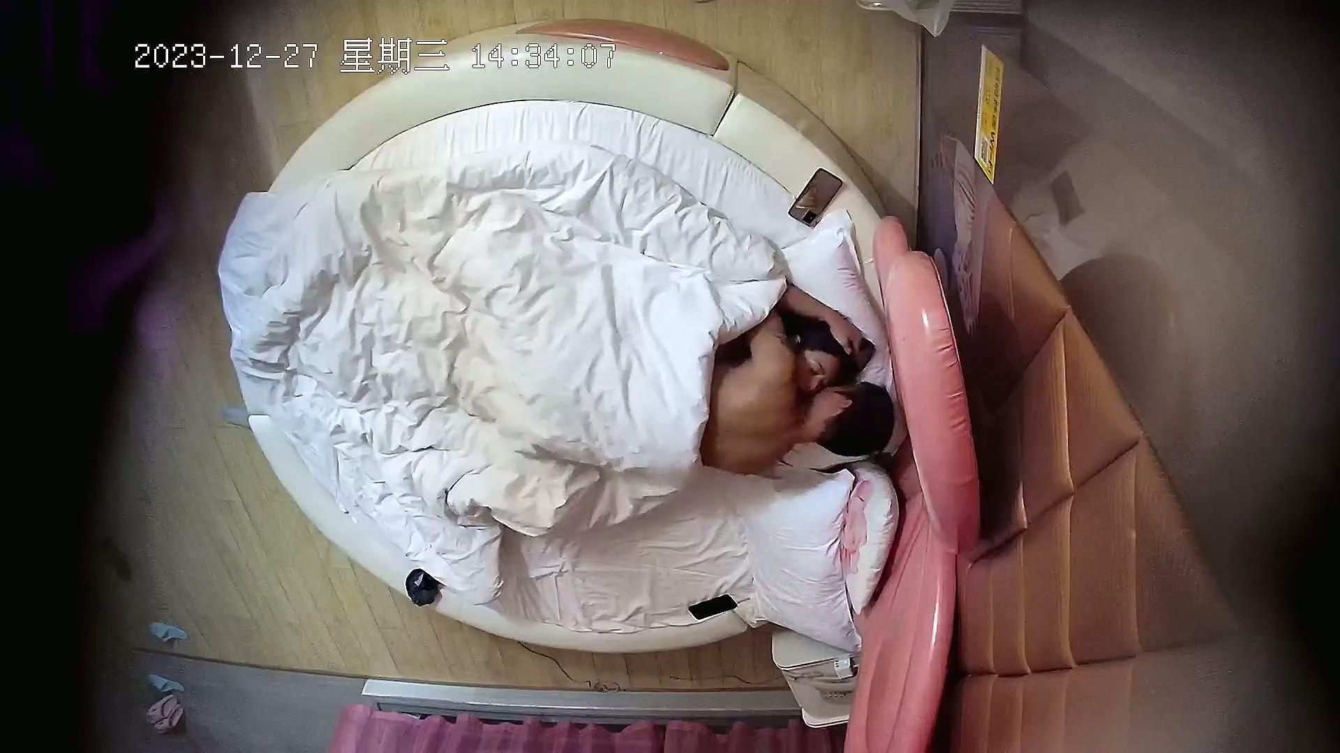 酒店针孔偷拍流出酒店情趣大圆床偷拍 小伙偷情老乡少妇开房过夜躺平随便操.mp4_202511.jpg