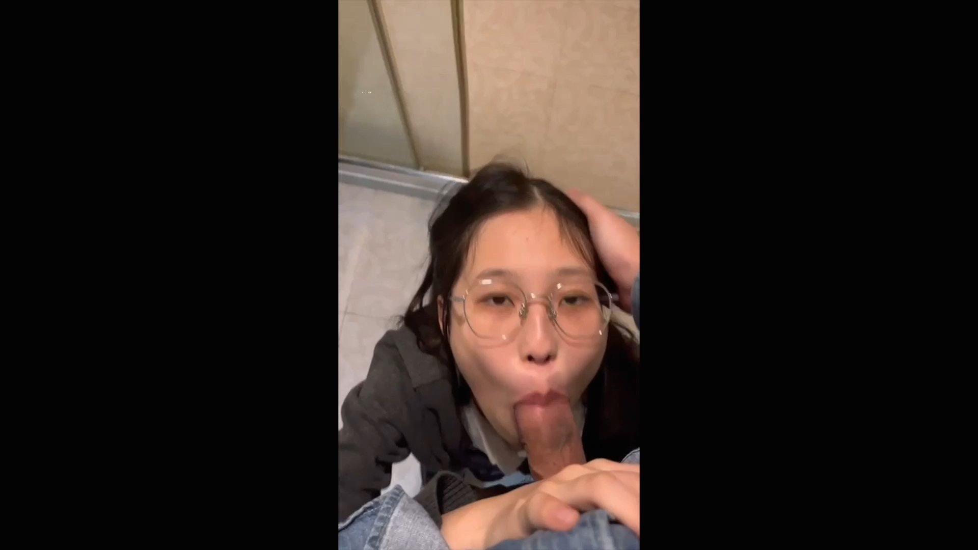 露出野戰】【眼鏡妹】極品反差清純 JK白襪樓道露出賣力口交舔屌 這又純又騷的眼神太銷.jpg