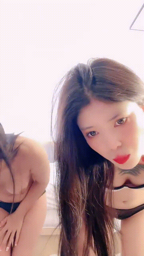 两个特别漂亮的校花【06极品姐妹】大长腿美乳翘臀 粉嫩蝴蝶和一线天逼逼 被大吊哥疯狂.gif