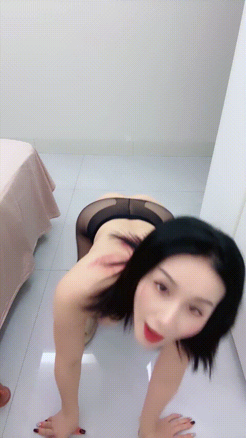 精品推荐迷人气质御姐『粘人大胸小妖怪』长腿丝袜美巨乳 骚气淫语诱惑自慰尿尿第1季_p.gif