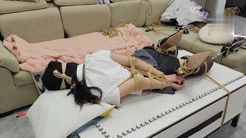 欢乐谷 jk黑丝高跟驷马前后夹击深度版_p60.gif