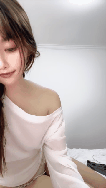 ⚫️最新福利，清纯古韵风，高颜值美人儿【玥玥】下海福利，饱满干净鲍鱼，看女神卖骚.gif