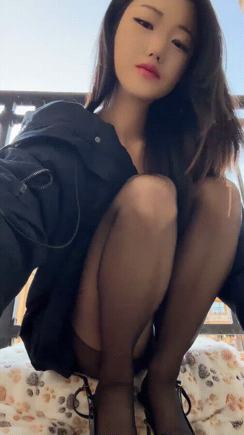 【零五小野猫】玉足尤物白皙酥胸丝袜美腿户外真空跳蛋极品美腿诱人腿可以玩好几年 道.gif