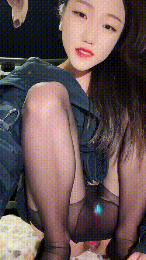 【零五小野猫】玉足尤物白皙酥胸丝袜美腿户外真空跳蛋极品美腿诱人腿可以玩好几年 道.gif