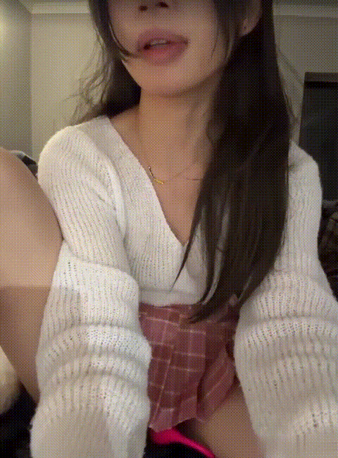 极品反差【yiyi】清纯美少女 极品娇小美乳 大长腿翘臀 嫩穴 乳夹 肛塞 输液 自慰爆浆 .gif