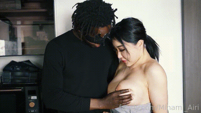 ⚫️【12月新品】，熟女控必备，FS媚黑BBC巨乳博主【Minami_Airi 】被黑人小哥按着头.gif