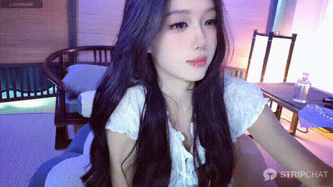 树屋灵灵lucy1811_stripchat_极品福利姬美女_ _01_19_直播视频福利_1_p5.gif