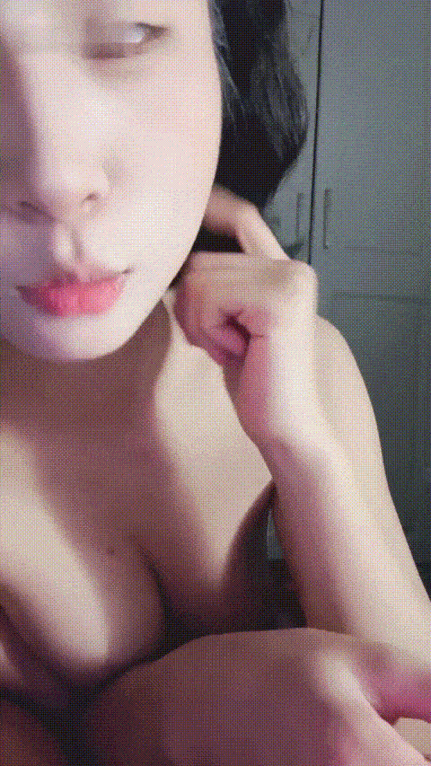 重磅 最正宗清纯校花 好美啊【月露曦】美乳翘臀大长腿 好美的逼逼 扣穴自慰 白浆拉丝 .gif