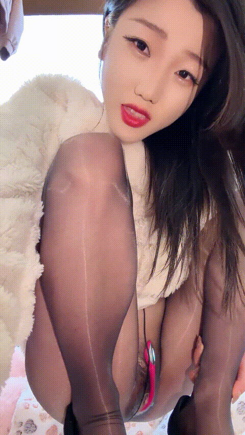 【零五小野猫】玉足尤物 白皙酥胸 户外真空跳蛋 极品美腿诱人 这腿可以玩好几年 道具.gif