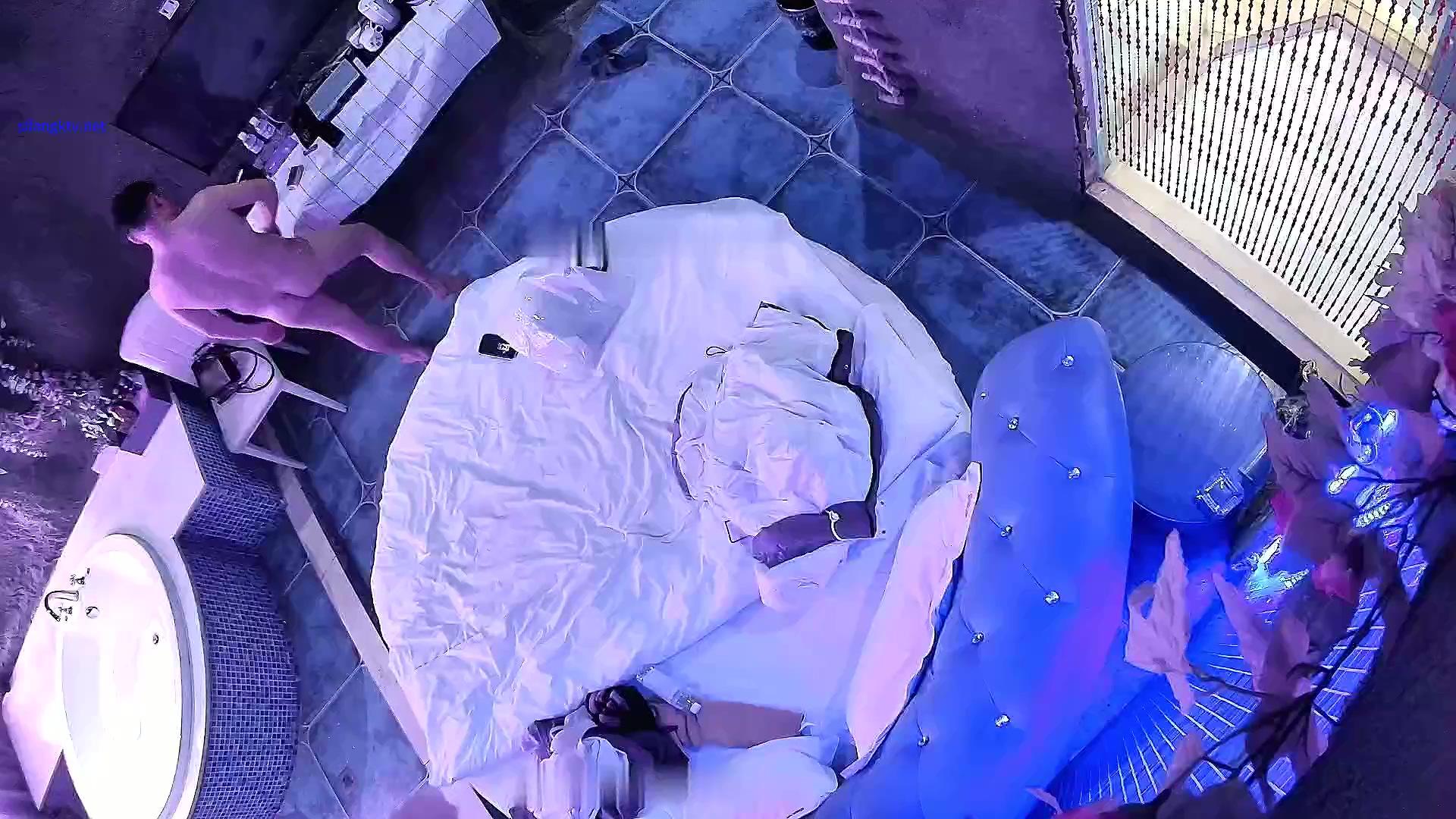 新流出酒店浴缸房偷拍 一边刷视频一边做爱的情侣小哥有点菜没噗哧几下就射了.mp4_2025.jpg