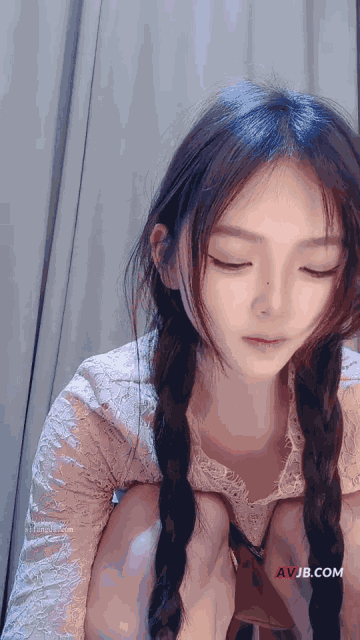網紅女神下海【小饞貓】好美啊，絕對讓你一眼愛上，真是個超級反差的極品尤物 (2)_sta.gif
