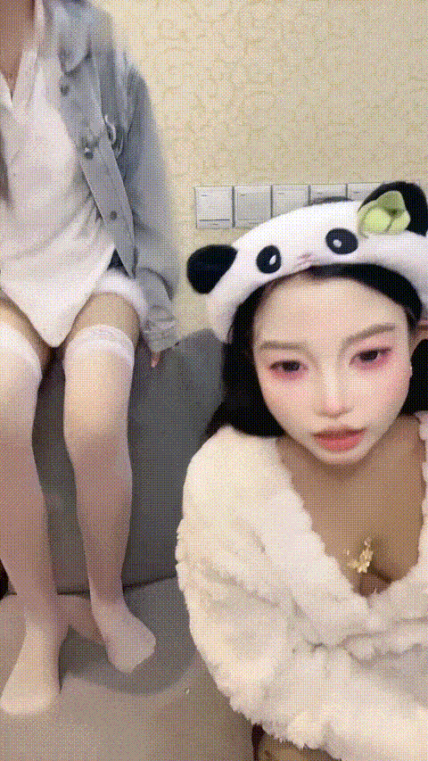 嫩妹【菲菲每天都饿】少女之心 携闺蜜一起 全裸自慰秀 极品身材大奶嫩穴 高能无尿点 (.gif