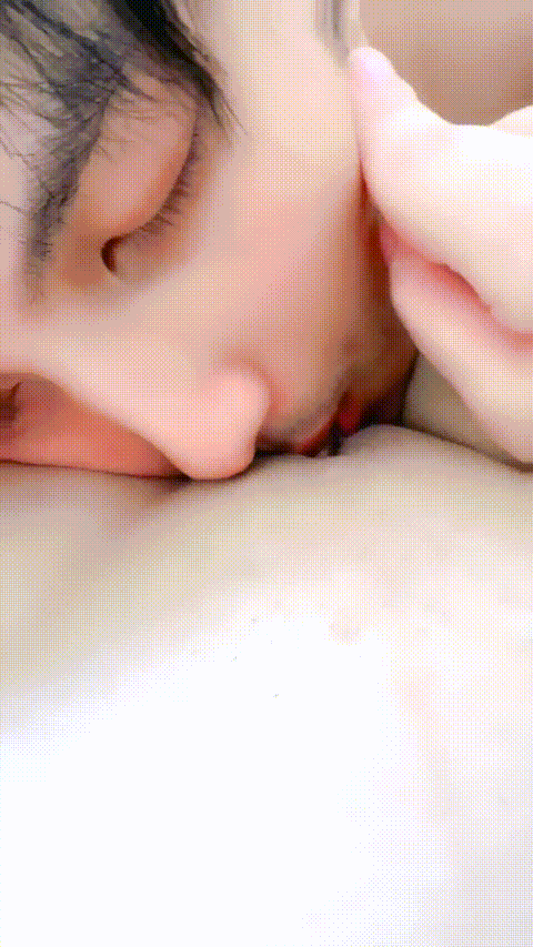 【小迪丽热巴巴】 西瓜一样的大奶子简直让人窒息又白又大又圆太美了男主疯狂吃奶舔脚.gif