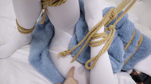 白丝美女床上紧缚，可爱小脚不停挣扎  捆绑  调教  束缚  绳艺  SM147_p60.gif.gif