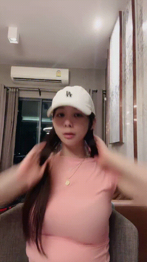 重磅 大绿播下海【美人儿】开年最美女神 大奶挺而翘 长腿翘臀 表浓厚但是逼逼粉嫩 道.gif