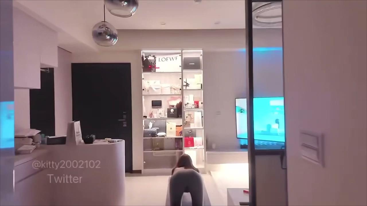 极品超美御姐-kitty新作,在家运动中被教练当健身器材操坏了,穿着超诱惑紧身瑜伽套,极.jpg