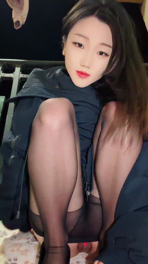 【零五小野猫】玉足尤物白皙酥胸丝袜美腿户外真空跳蛋极品美腿诱人腿可以玩好几年 道.gif