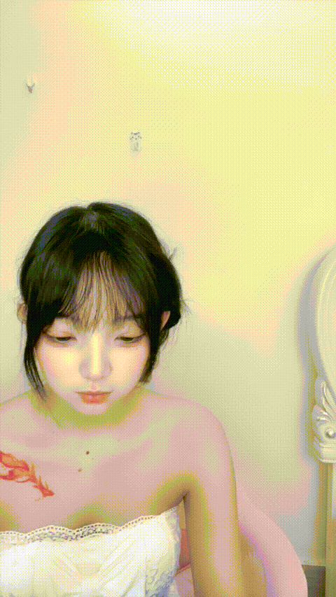 最美校花【鬼鬼阿】全裸热舞~道具自慰~扣穴~白浆哗哗流冒泡_p40.gif