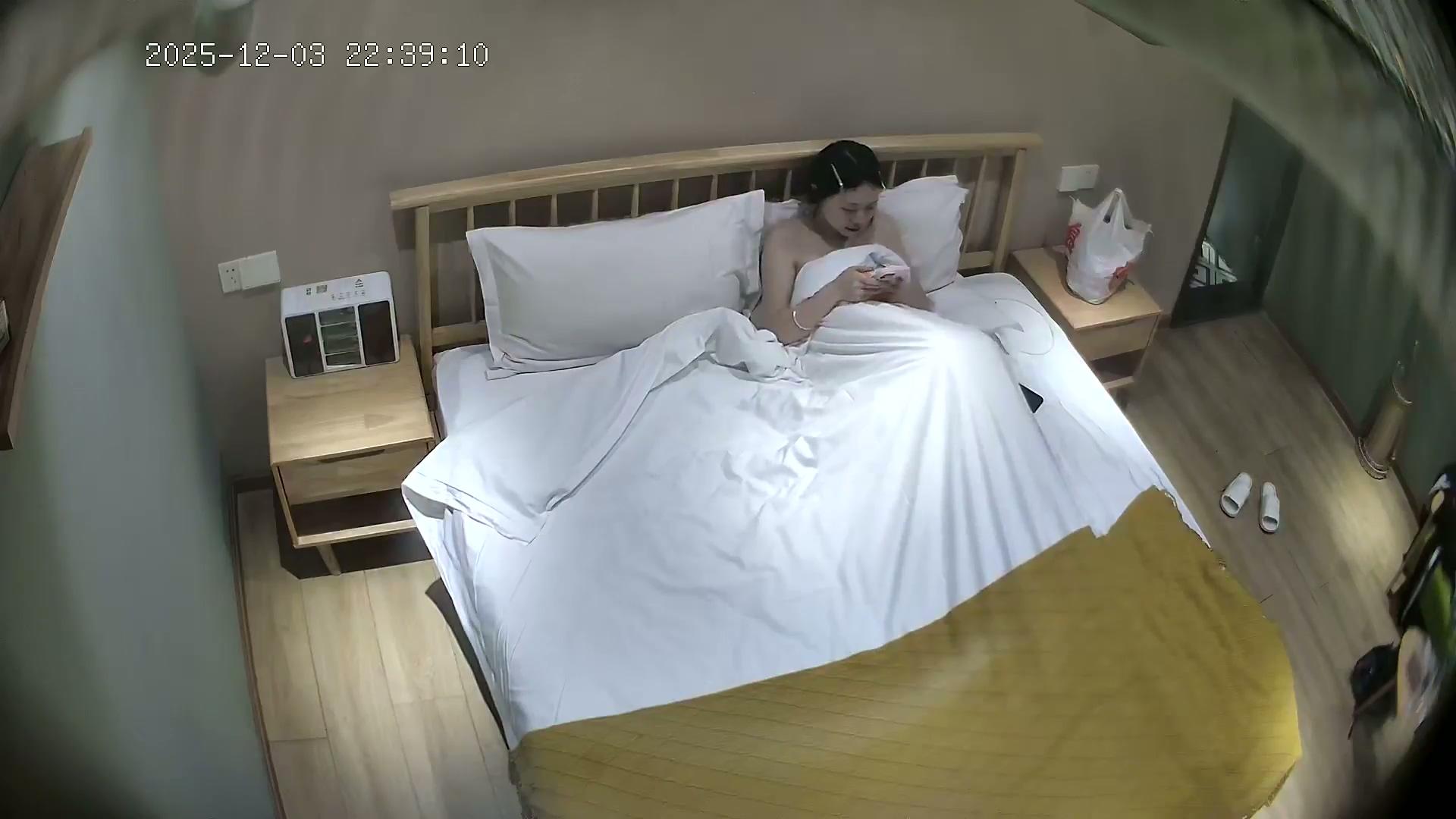 ❤️20251103❤️粉嫩情侣啪啪后留下跳蛋让房东大爷好奇研究.mp4_20251206_130214.331.jpg