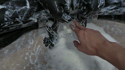 漫画复刻——便所的觉悟 金属镣铐拘束，糊满全身的粘液，自嗨自插深喉，三种不同的头.gif