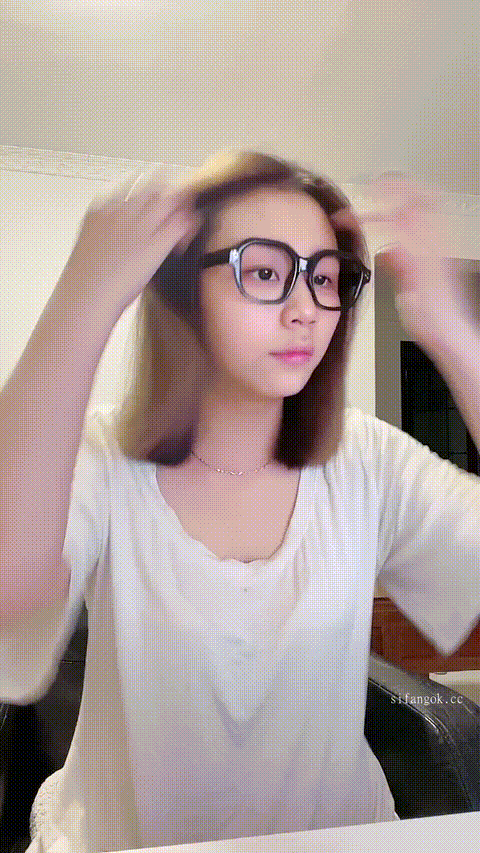 欧美型身材萝莉脸【爱吃小布丁】肥臀大奶 无毛馒头逼 道具插逼自慰 好想射她_p80_comp.gif