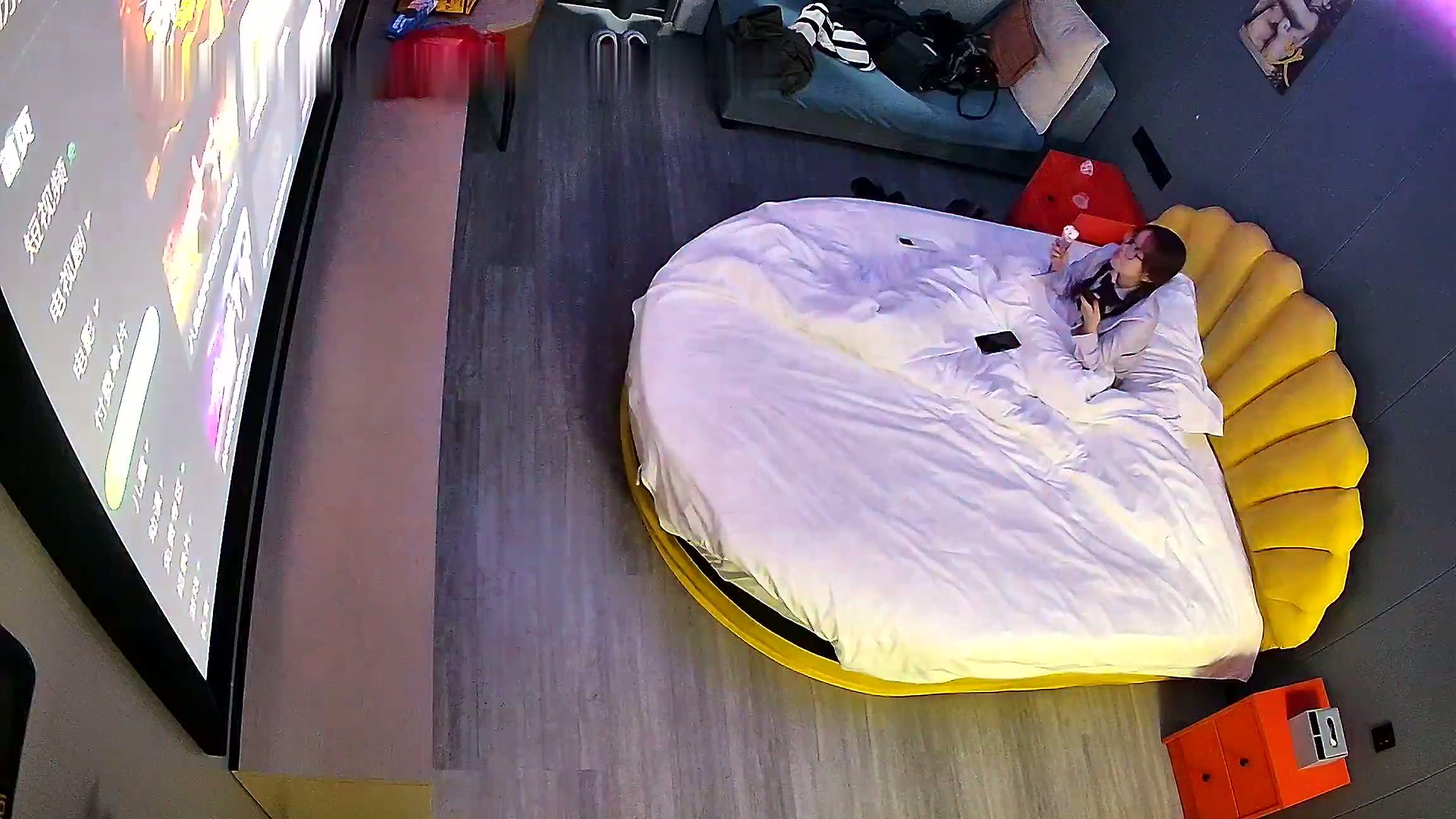 新流出酒店高清台偷拍❤️淫荡大学生 JK短裙眼镜反差女和性欲旺盛男友.mp4_20251107_1.jpg