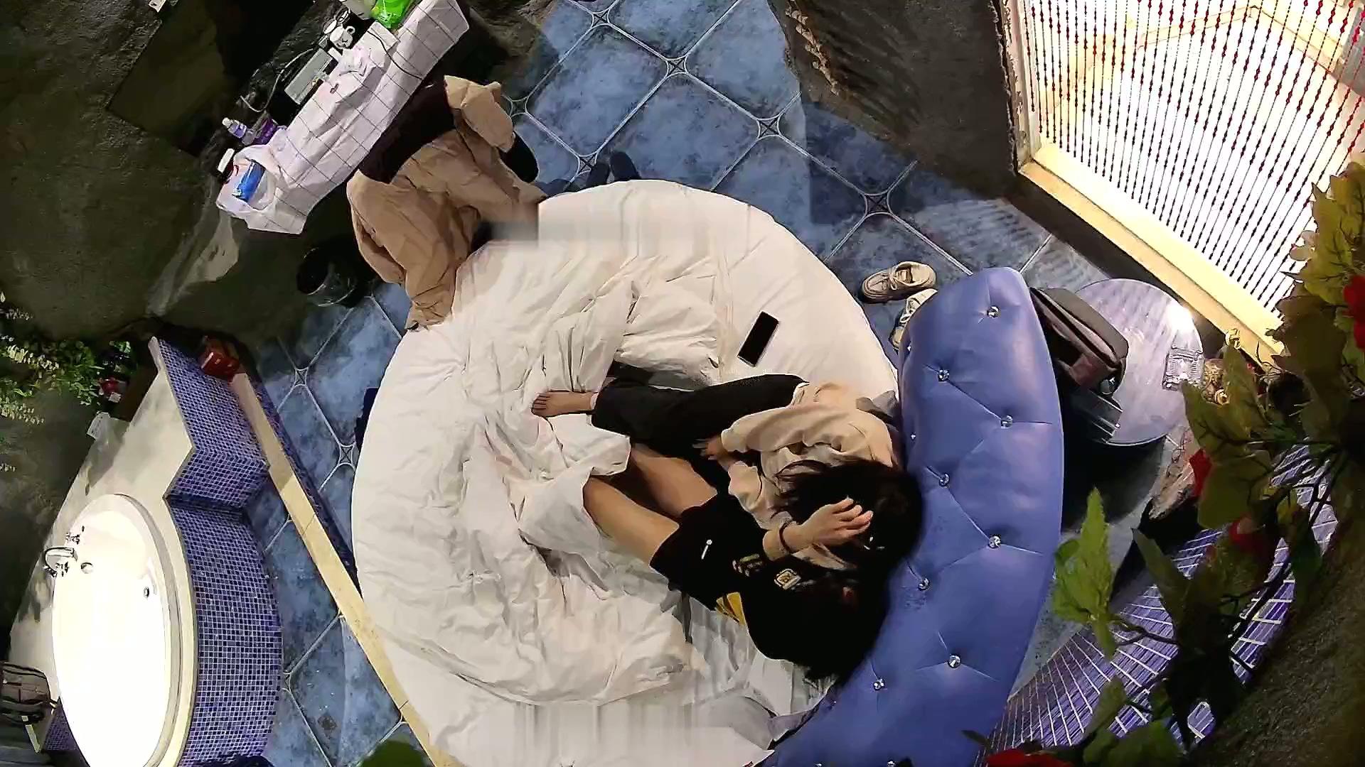 新流出安防酒店稀有高清台偷拍 大学生情侣开房小哥草玩逼仔细看逼拿出手机拍摄留档.mp.jpg