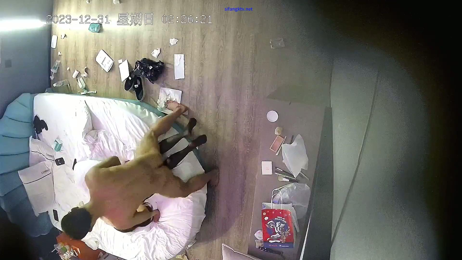 酒店高清精品台多角度偷拍 假期连续开房做爱的年轻情侣穿着黑丝日夜奋战把房间弄得一.jpg