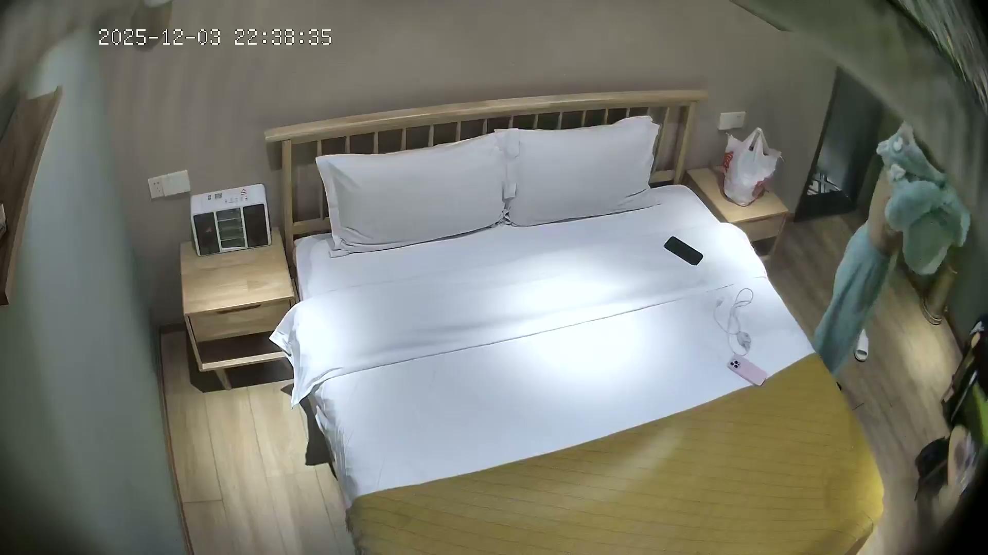 ❤️20251103❤️粉嫩情侣啪啪后留下跳蛋让房东大爷好奇研究.mp4_20251206_130213.264.jpg