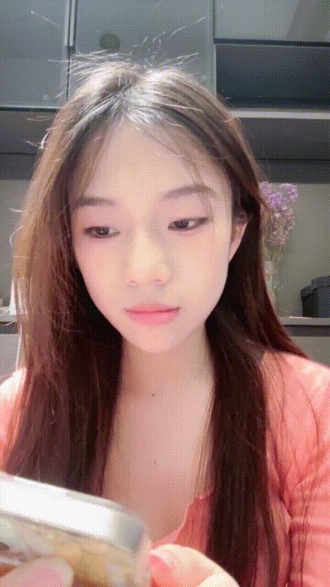 热舞女神【黎巴啦呀】清纯少女 全身雪白 长腿嫩穴 收费房终于秀了 完美G奶 热舞+自慰 .gif