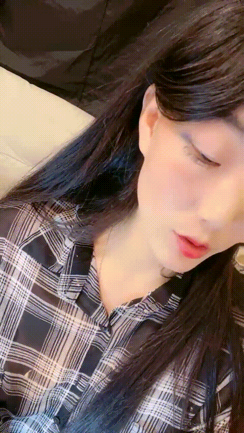 极品杭州洛丽塔嫩妹【可爱多】付费福利，道具自慰爆浆~啪啪干喷水_p5_compressed.gif.gif
