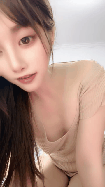 ⚫️最新福利，清纯古韵风，高颜值美人儿【玥玥】下海福利，饱满干净鲍鱼，看女神卖骚.gif