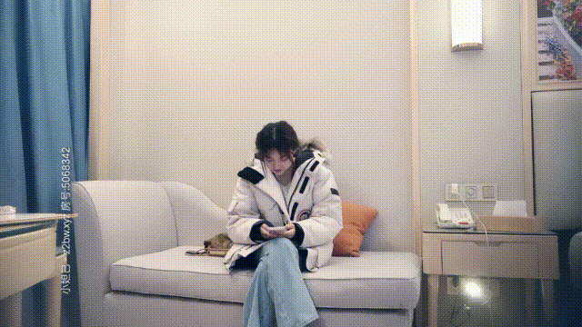 【AI增强】20201220_[原版]七天探花_花臂超嫩萝莉妹，青春粉嫩娇小身躯沙发暴力抽插.g.gif