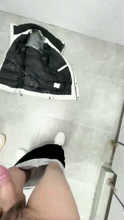 《会喷水亲姐姐》❤️晚饭后带着姐姐户外找刺激闯入商场公厕大胆开操还在厕所外边玩女.gif