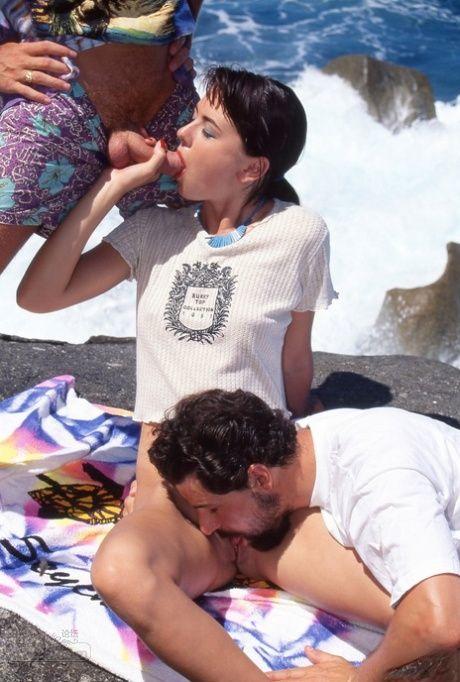 甜美的黑发Ludmilla具有铁杆性与两个男孩在海边的岩石 (3).jpg