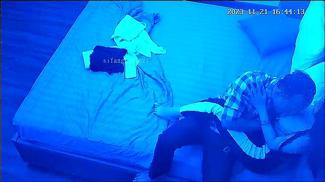 强推强推！酒店偷拍！长得非常漂亮的超高颜值大胸女神，竟被猥琐地中海大叔操了V (1)..jpg